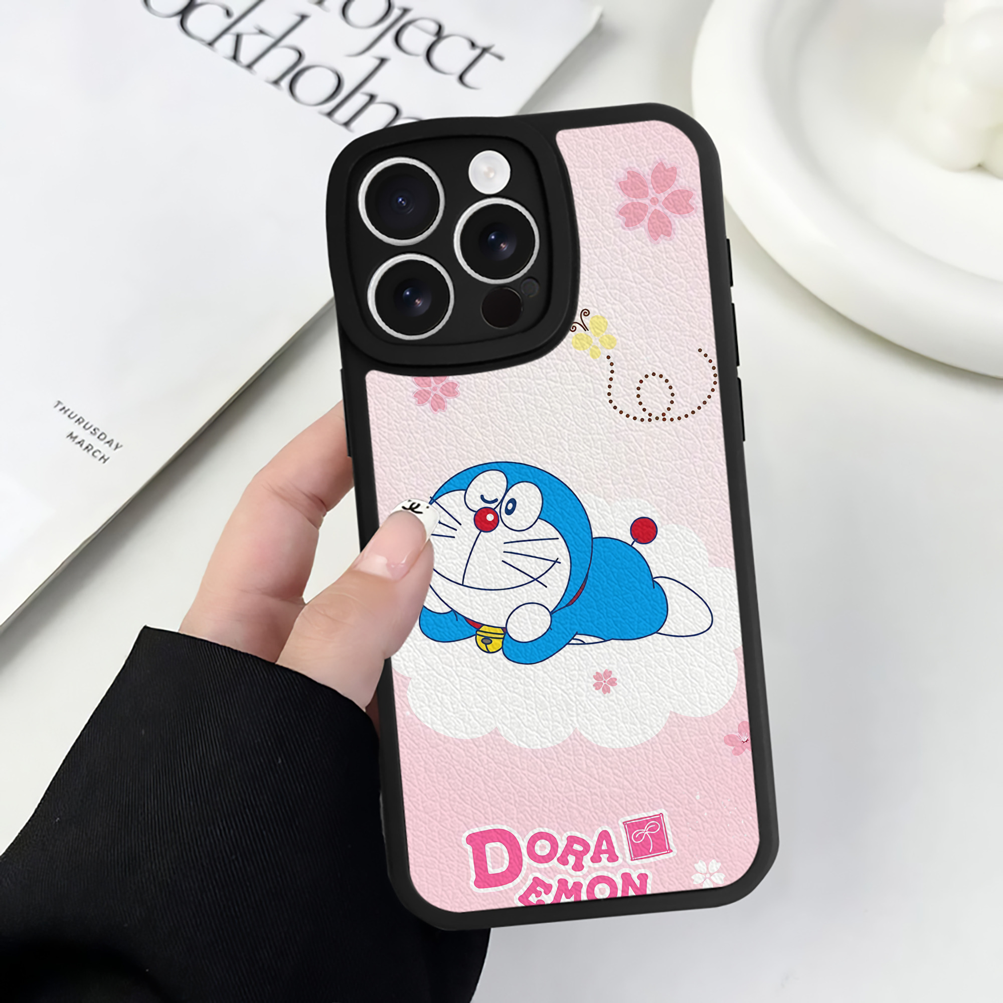 （画像用） ドラえもん Doraemon 【iPhone 16シリーズ対応】シリコンスマホケース（レザー調） 材質：シリコン